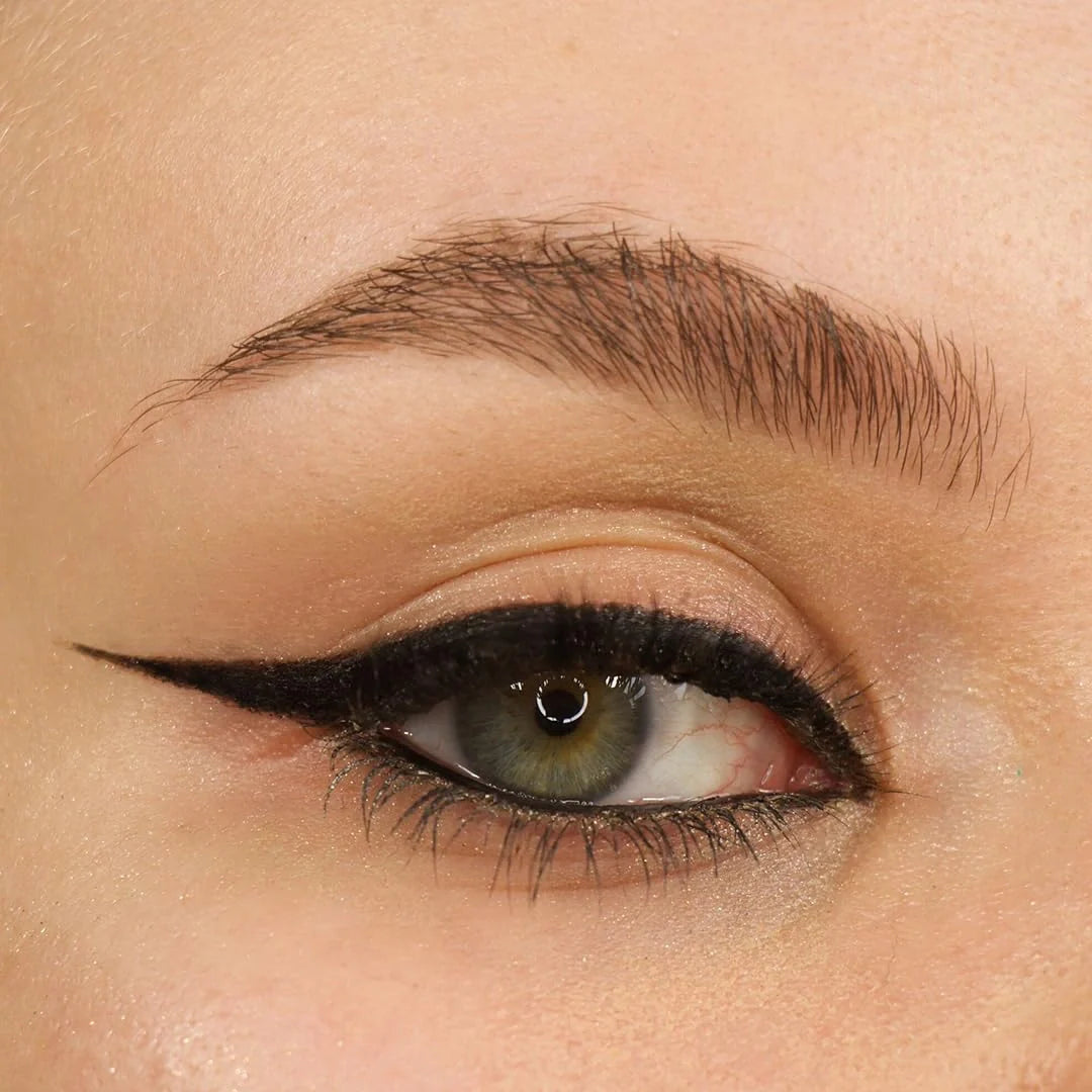 Makeup Revolution London – Streamline Waterline Eyeliner Pencil – Black | Ultra Creamy & Pigmented Texture | Smooth & Buttery Application | Built-in Smudger for Smokey Looks | 1.3g
